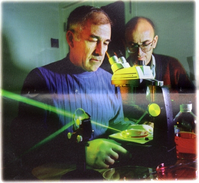 מימין לשמאל: פרופ' אביגדור שרץ ופרופ' יורם סלומון במעבדתם. חומרים "רעילים על תנאי"